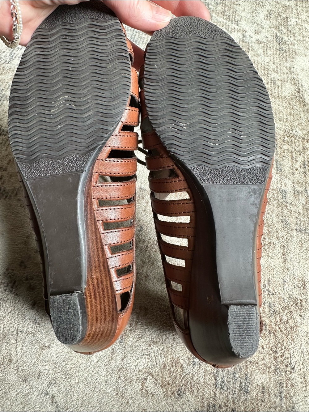 Coach and Four Jilley Leather Women Wedge
Sandal Pep Toe Shoes Sz
6.5M - Picture 8 of 8